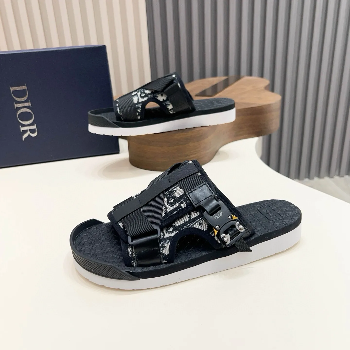 Factory price: 300💰Dior Alias ​​men's leather slippers. This Alias ​​sandal is a new summer product, showing a casual and elegant style. Carefully crafted from grained cow leather and Oblique printed fabric, with cowhide lining! Cross-strap design with metal-clad brass CD Diamond logo. The imported cowhide leather and rubber sole adds sophistication and comfort, while Oblique print-effect anti-slip panels add style. Size: 38-44 (45 customized)